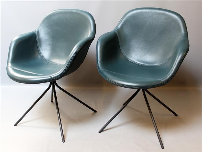 Paar Designer-Sessel bzw. -Stühle.
