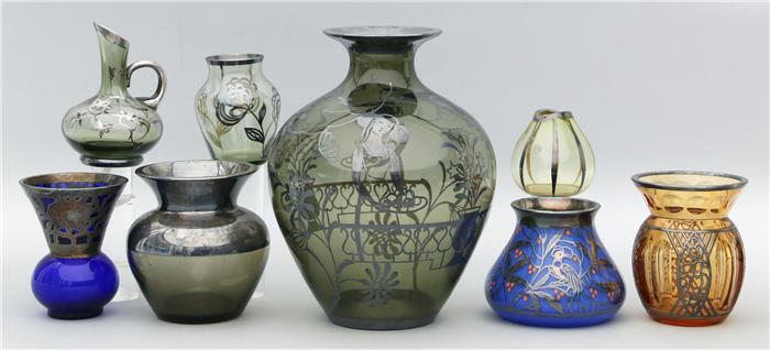 Acht Art Deco-Vasen.