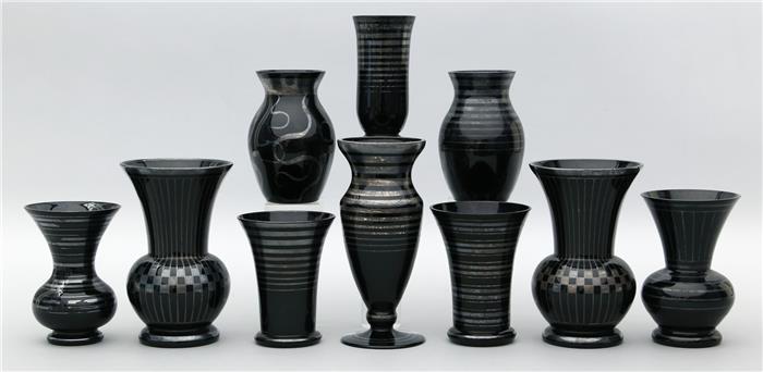 Zehn kleine Art Deco-Vasen.