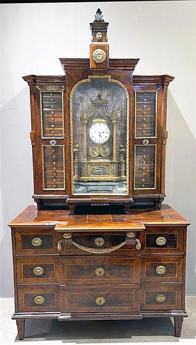 Klassizistischer Uhrenkabinettschrank mit Uhr.