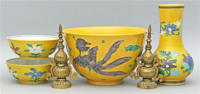 Schale, Vase und zwei Schälchen im asiatischen Stil.