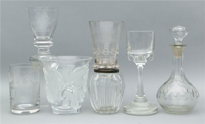 Vier div. Gläser, zwei Vasen und Karaffe mit Stopfen.