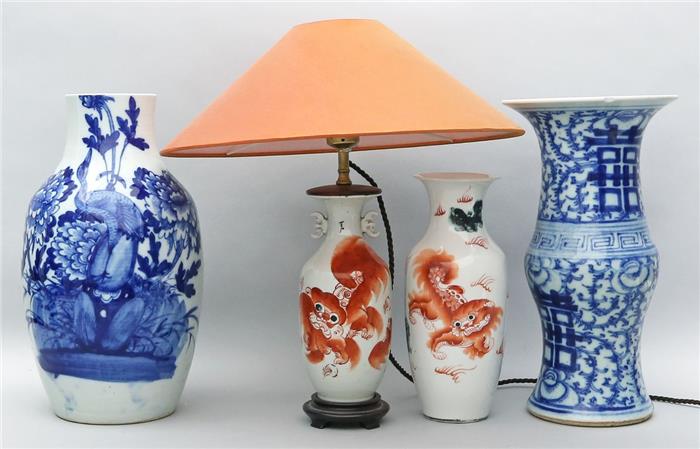 Asiatische Tischleuchte und drei Vasen.