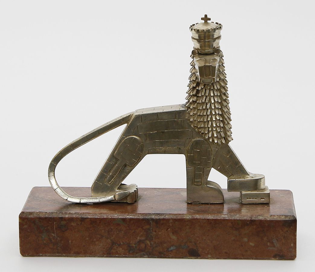 Skulptur eines Löwen mit Krone.
