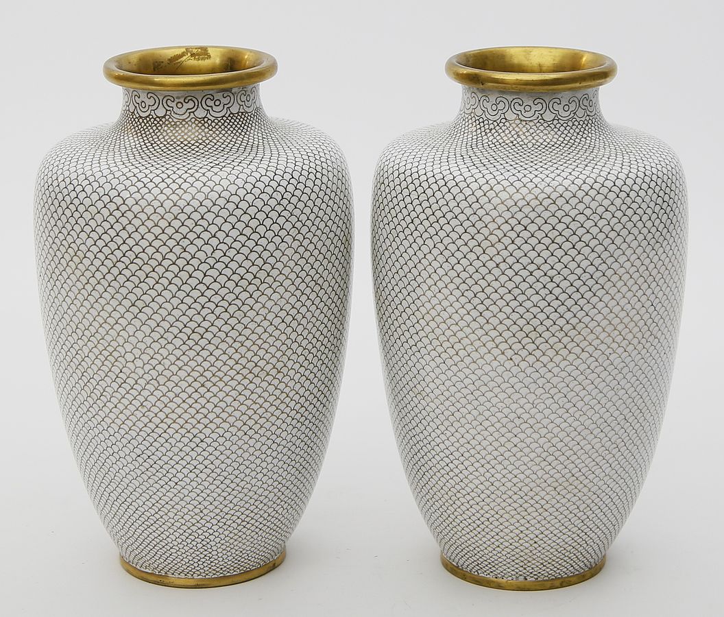 Paar chinesische Cloisonné-Vasen.