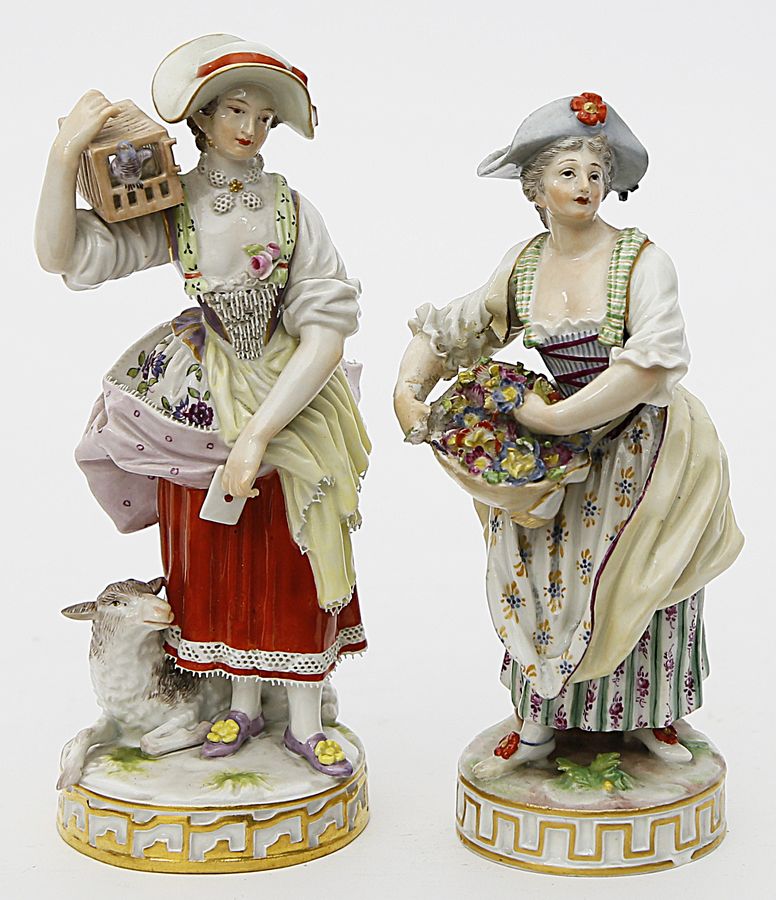 Zwei Skulpturen "Schäferin mit Lamm und Vogelbauer" und "Schäferin mit Blumenkorb", Meissen.