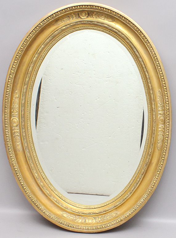 Ovaler Spiegel im Goldstuckrahmen (20. Jh.).