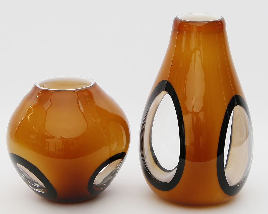 Zwei moderne Vasen.