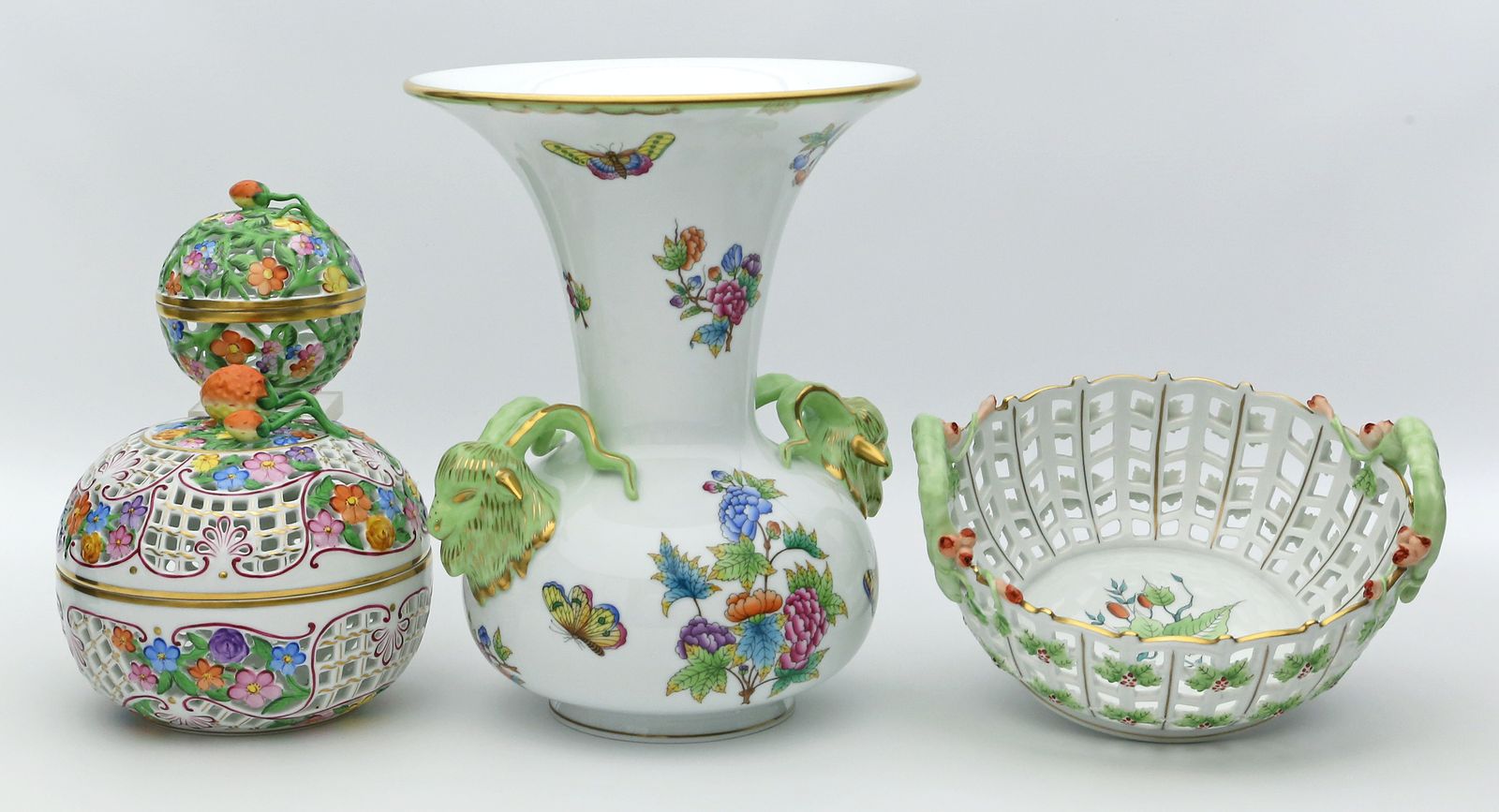 Vase mit Ziegenköpfen, zwei Potpourri-Dosen und Henkelkorb, Herend.
