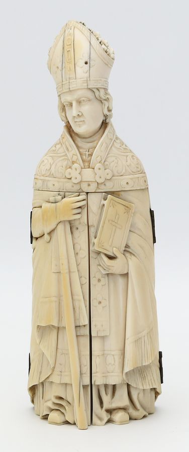Skulptur eines Bischofs als Triptychon.