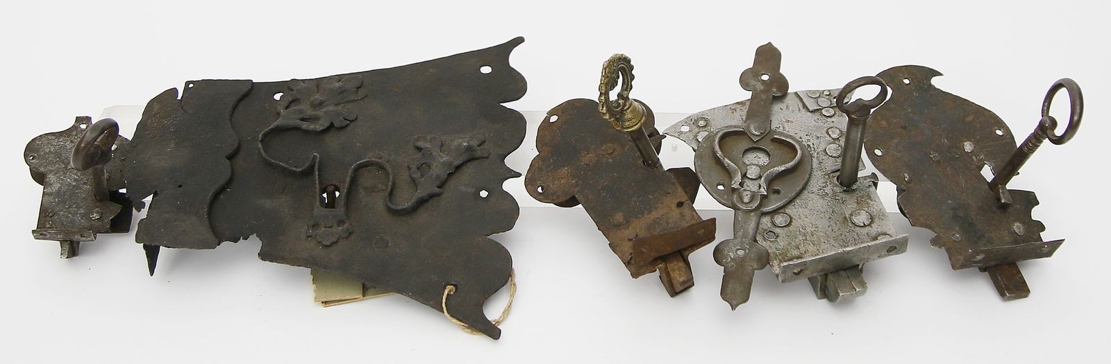 Sechs kleine, barocke Schrank- oder Truhenschlösser, 5x mit Schlüsseln.