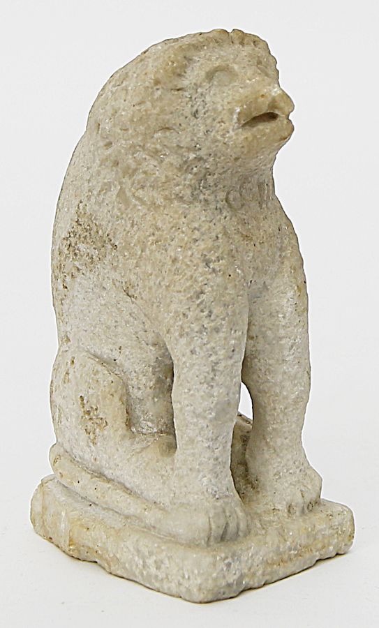 Skulptur eines sitzenden Löwen.
