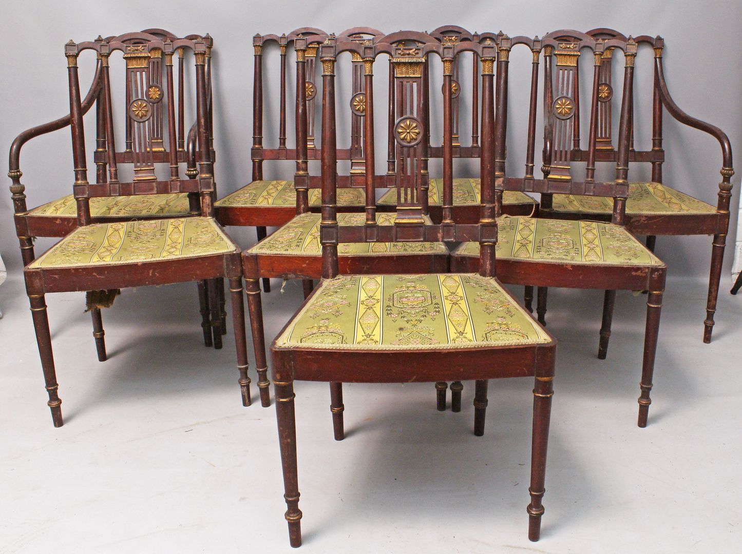 Sechs Stühle, Paar Armlehnstühle und Bank im Stil Louis XVI.