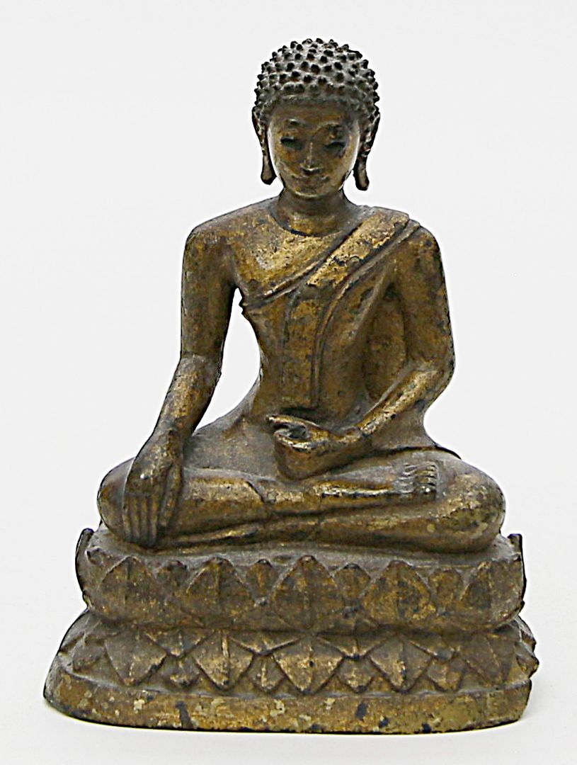 Skulptur Buddha auf Lotos-Sockel.