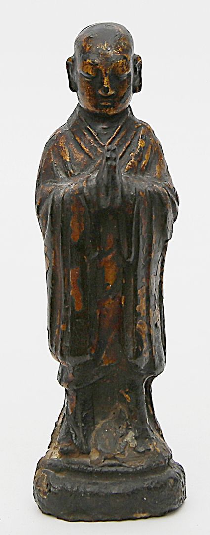 Ming-Skulptur eines betenden Mönches.