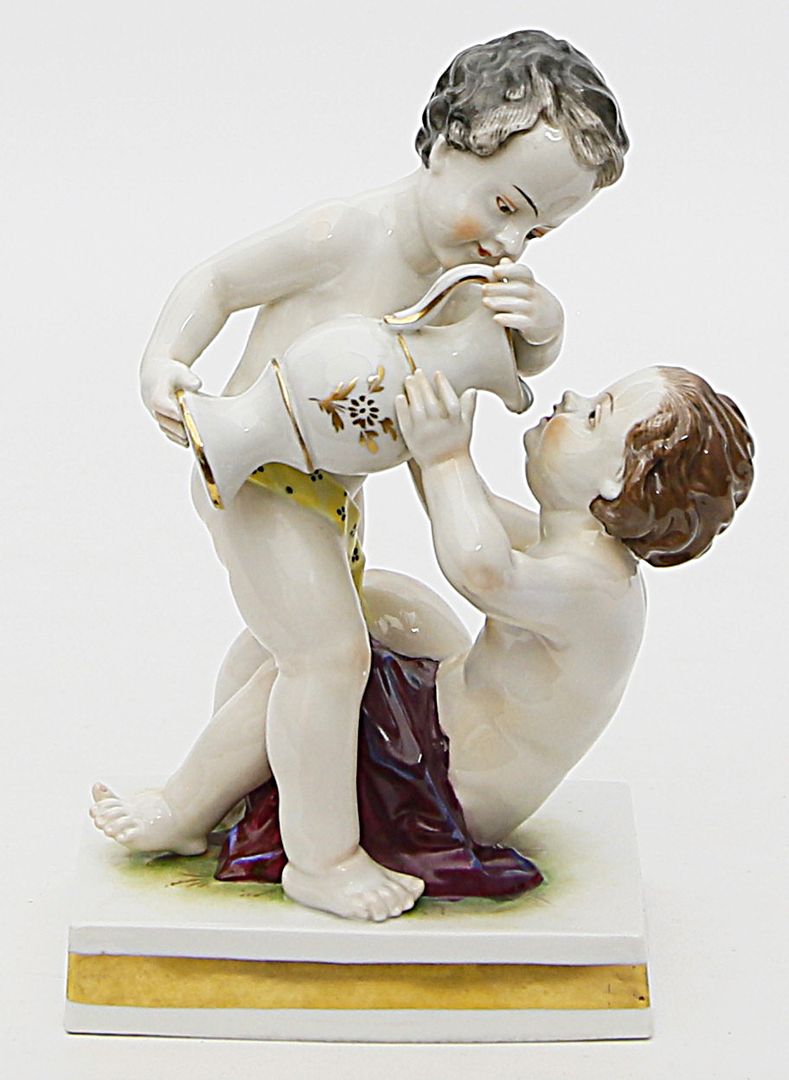 Skulpturengruppe "Zwei Amoretten mit Wasserkrug".