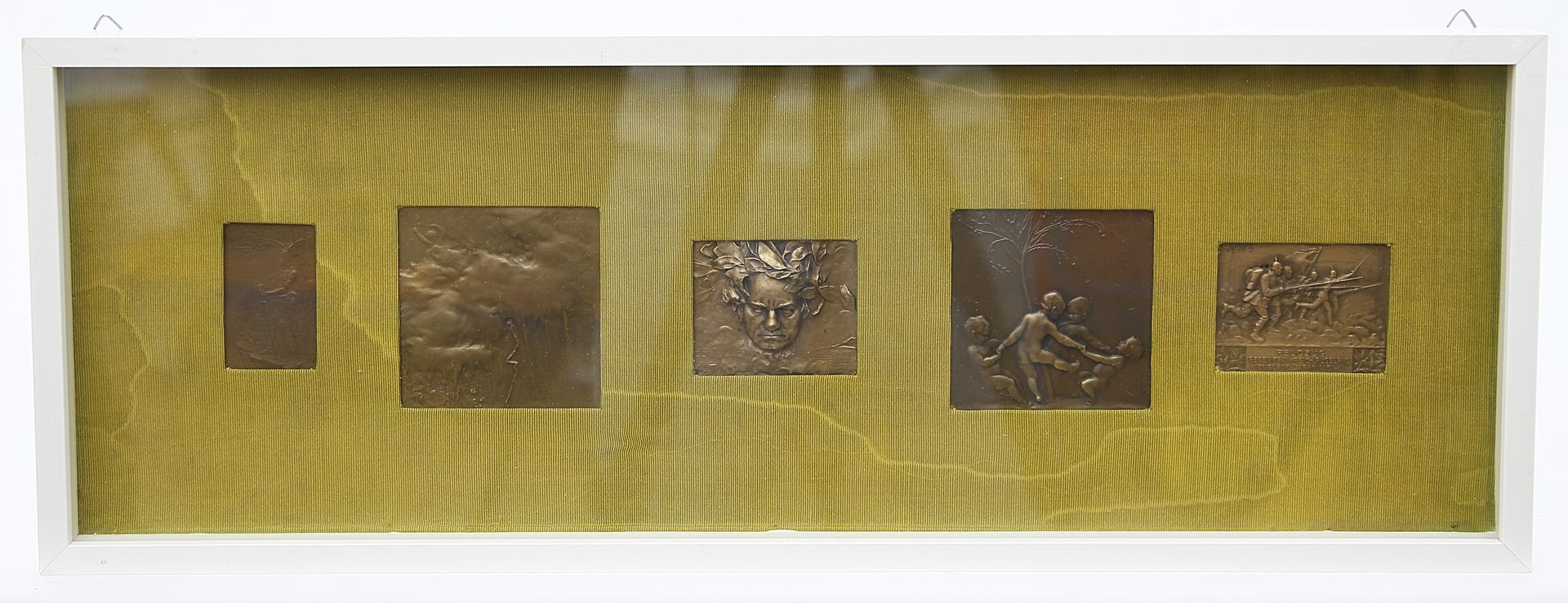 Fünf Wiener Jugendstil-Reliefplaketten bzw. -Medaillen.