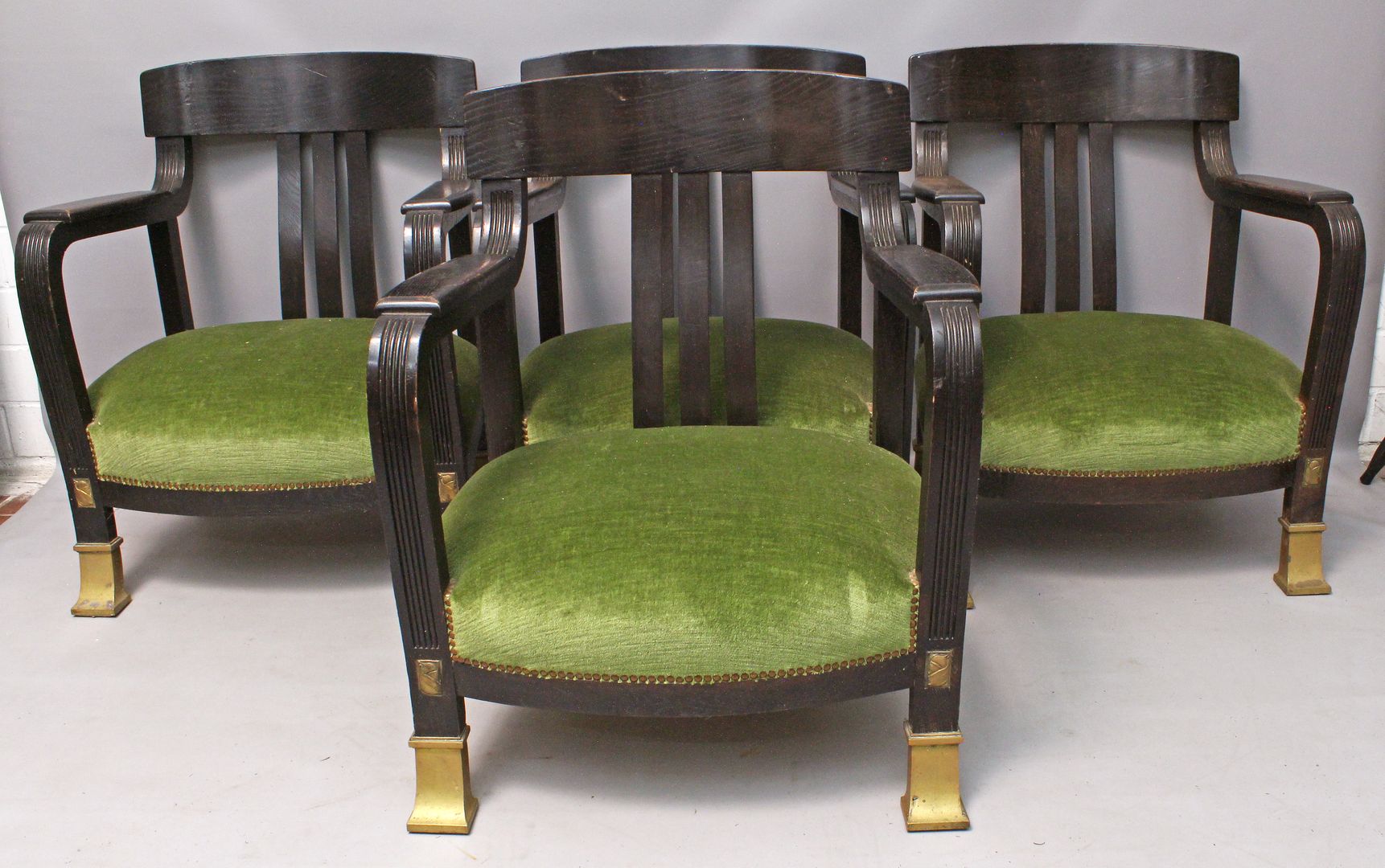Vier Art Deco-Sessel und -Tisch.