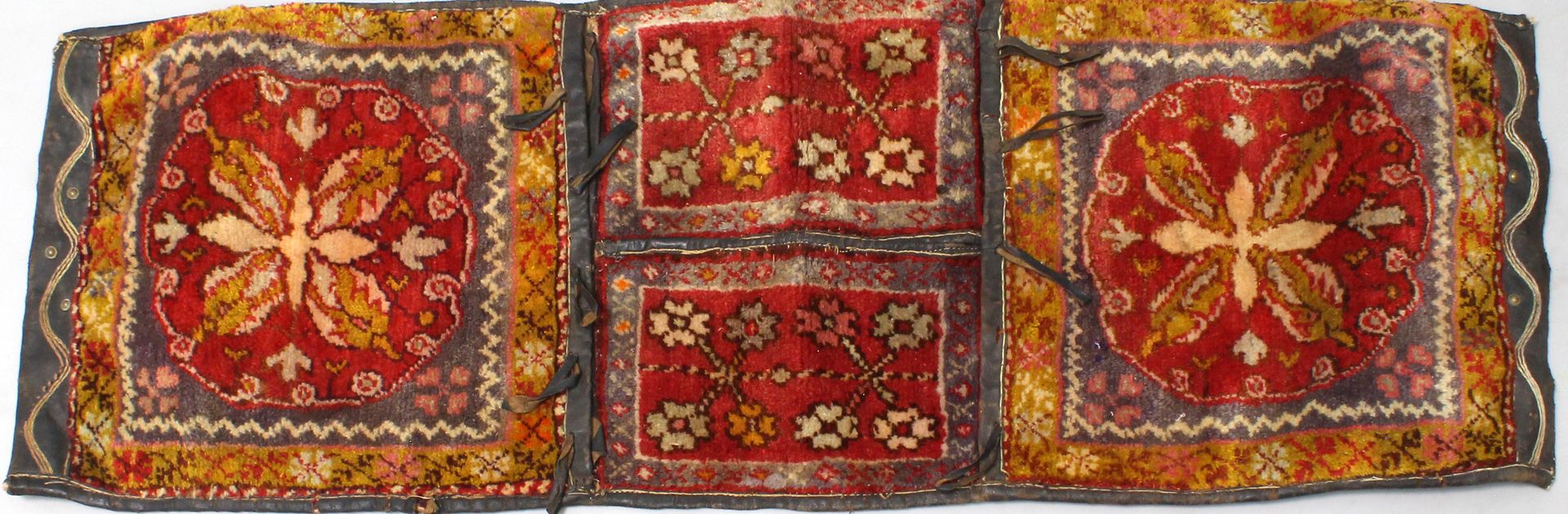 Sattelunterlage mit Taschen, Kasachstan, ca. 133x 46 cm.