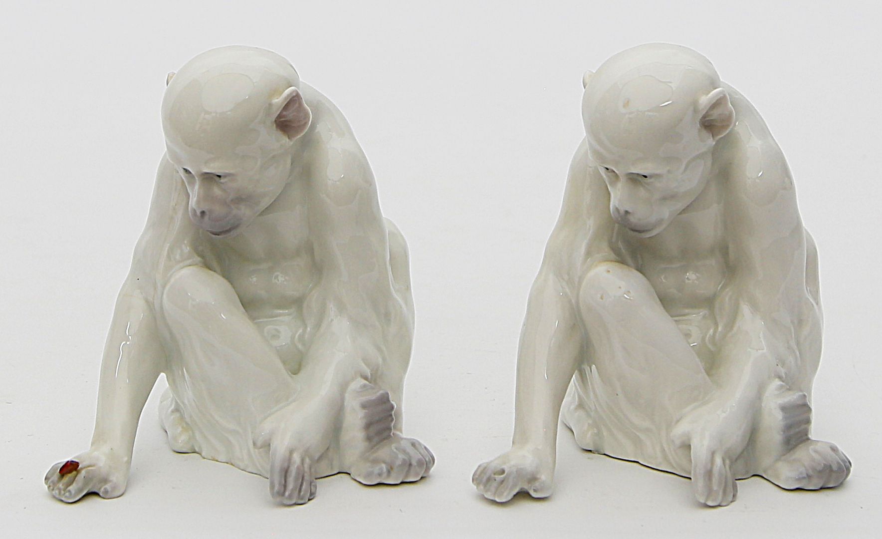 Zwei sitzende Affenskulpturen, Heubach.