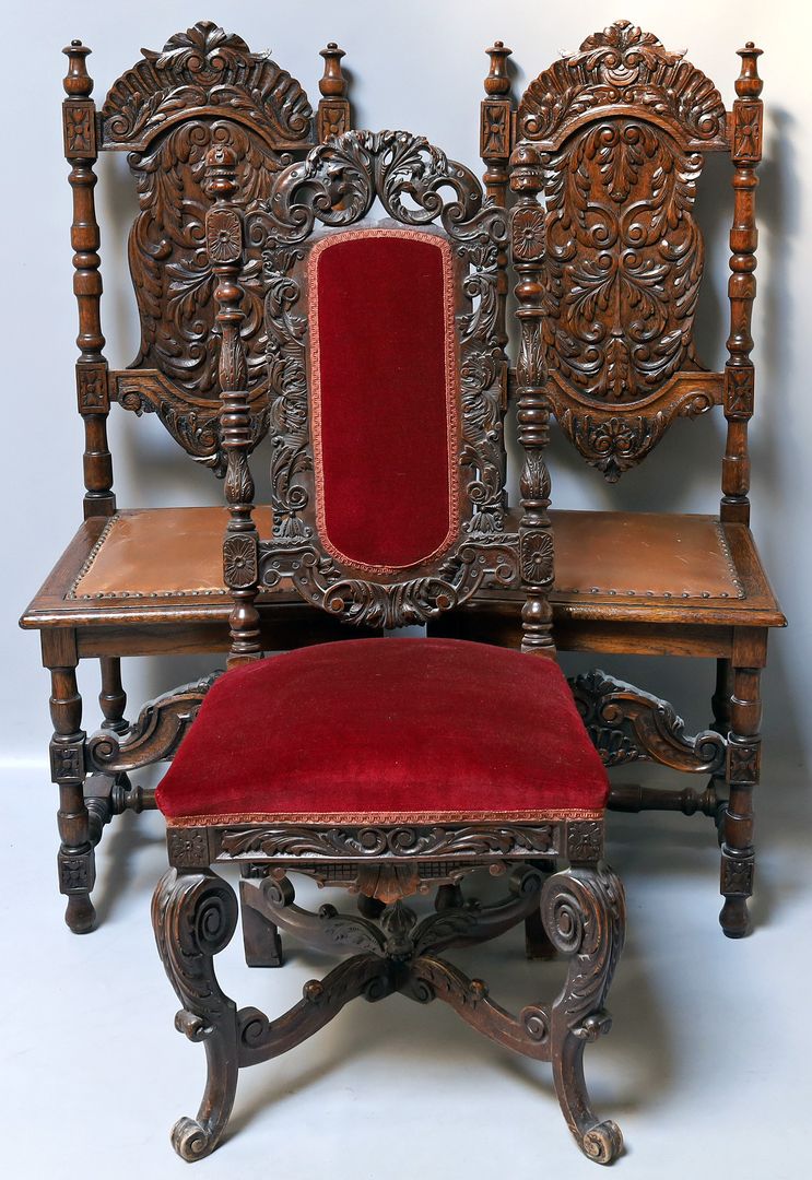 Paar und einzelner Stuhl im Renaissancestil.
