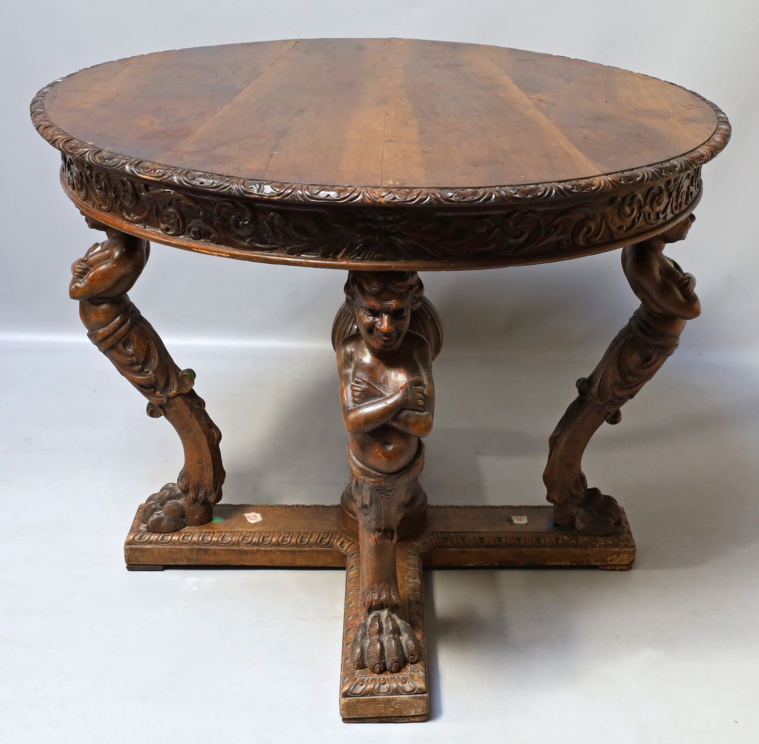 Tisch im Renaissancestil.
