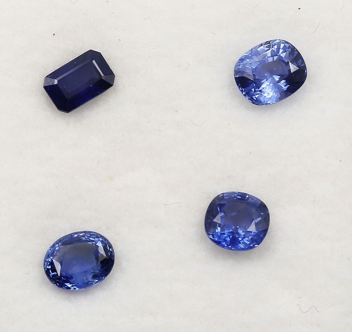 Vier blaue Saphire, zus. ca. 5,9 ct.