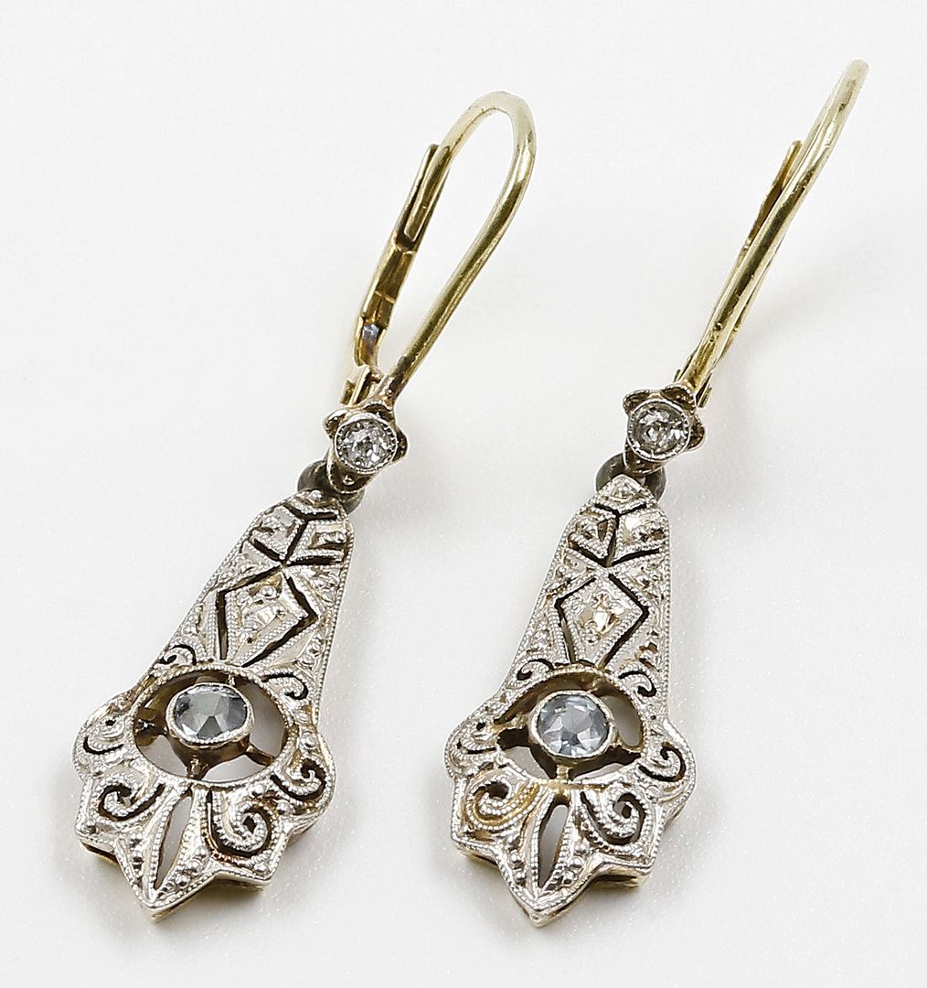Paar Art Deco-Ohrhänger mit Sicherungsbügel.