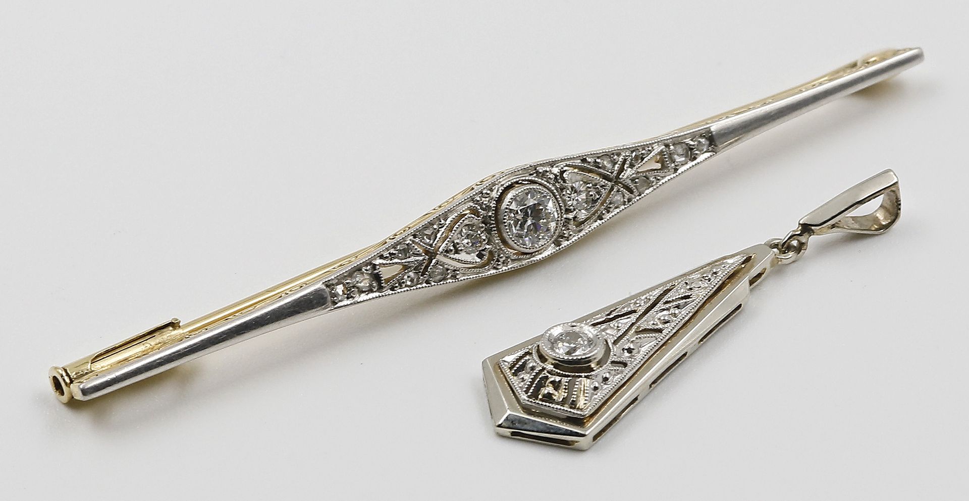 Art Deco-Diamantanhänger und -brosche.