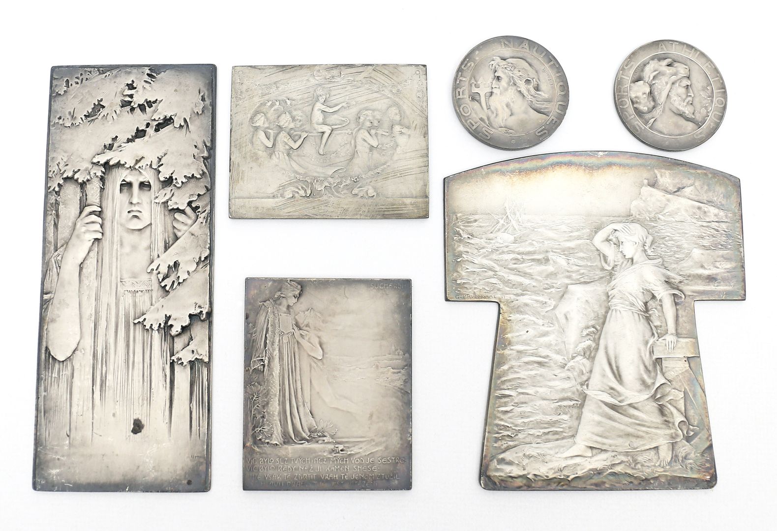 Sechs Jugendstil-Reliefplaketten bzw. -Medaillen.