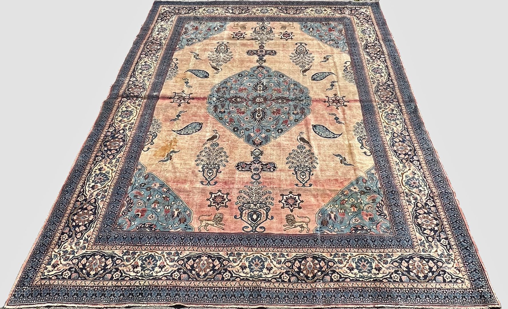 Teppich mit Löwen (um 1900), ca. 473x 355 cm.