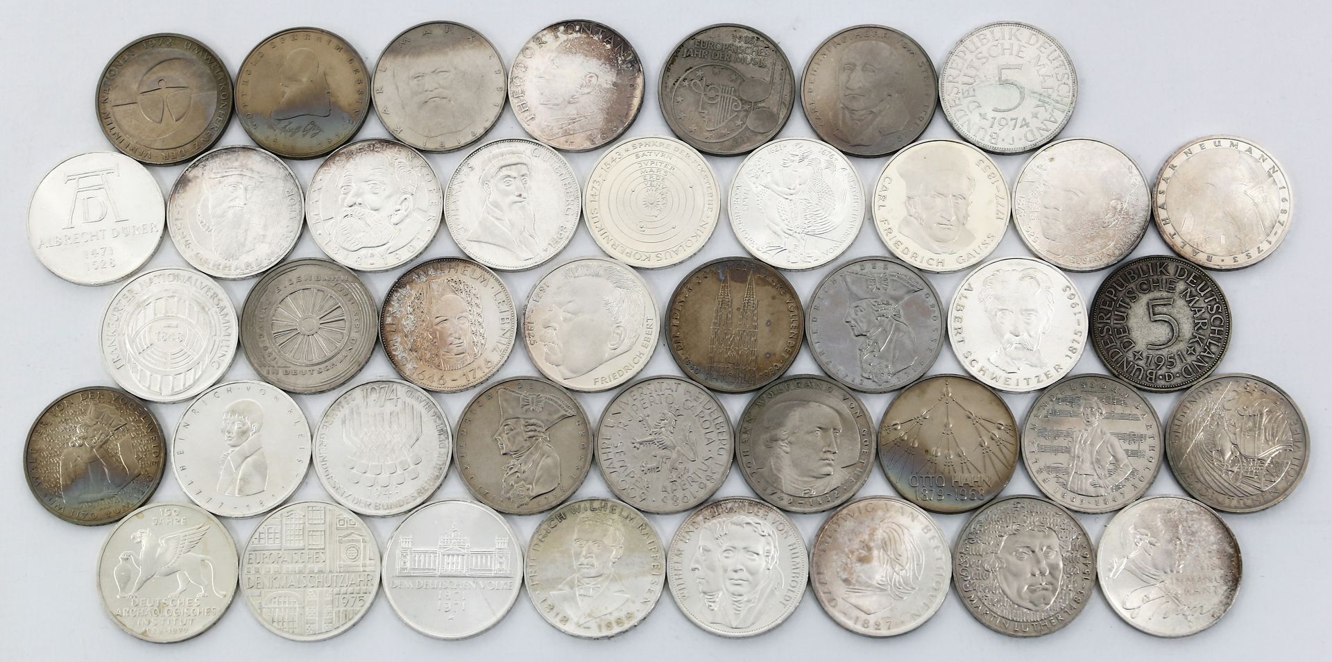 41 5-DM Münzen.