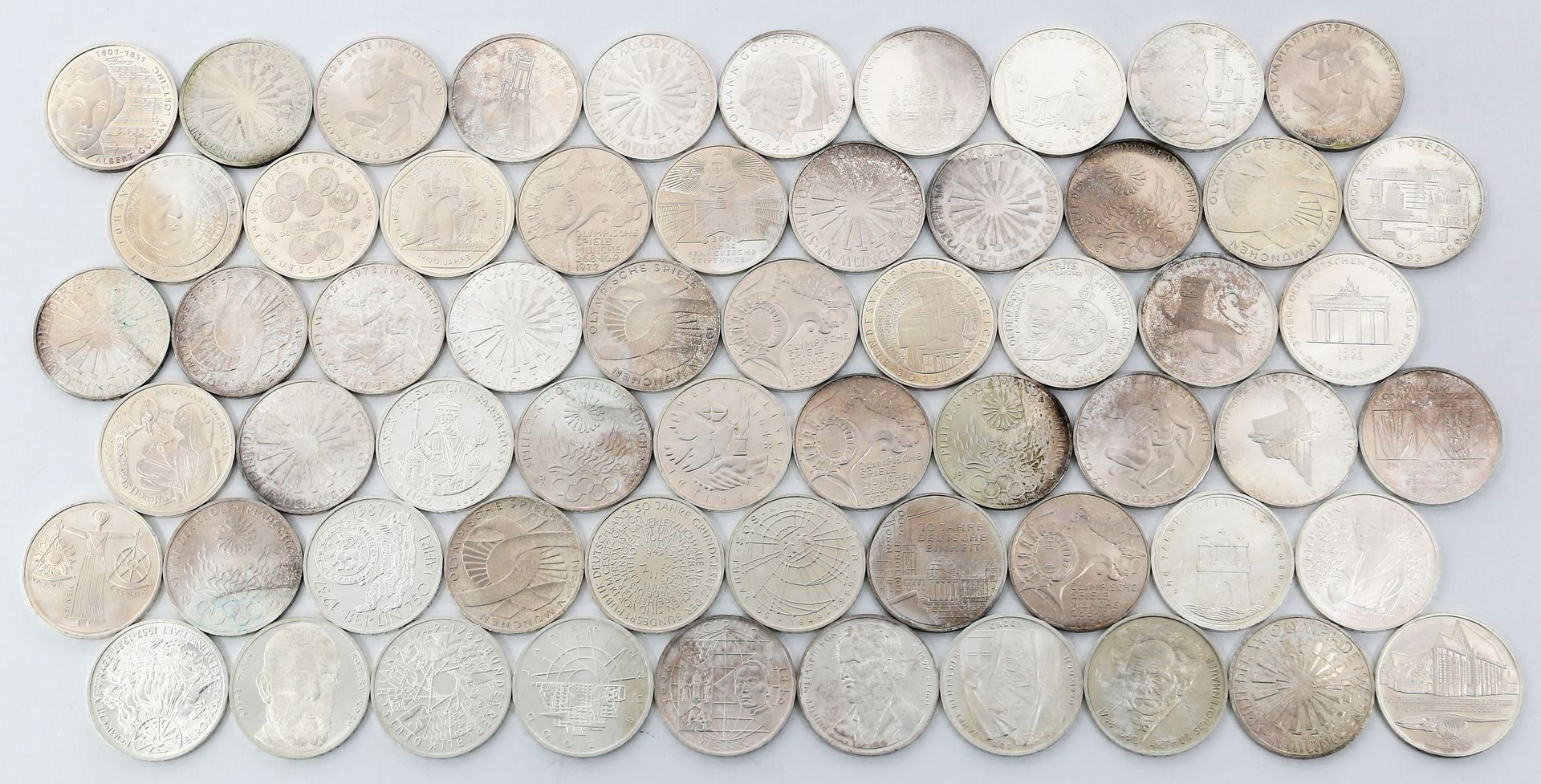 60 10-DM Münzen.