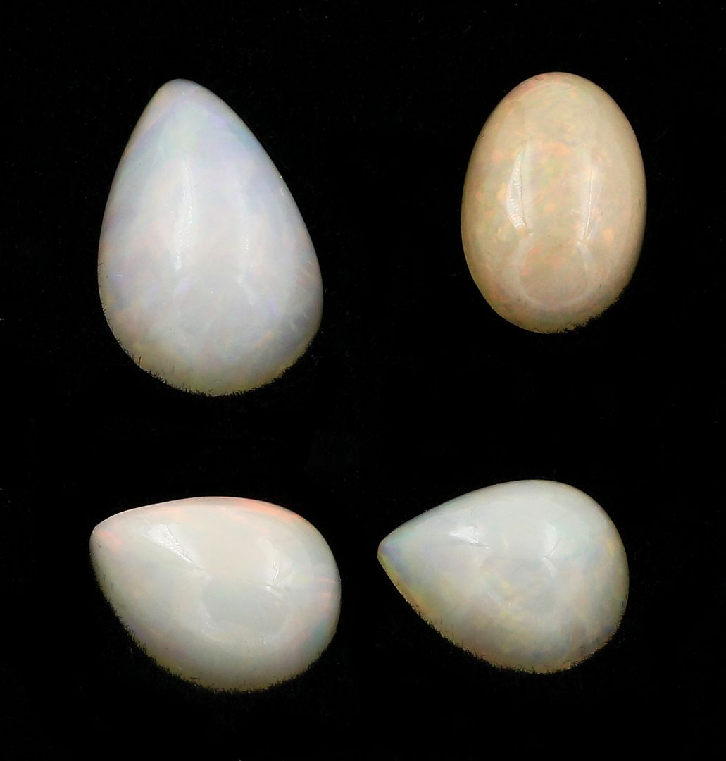 Vier weiße Opale, zus. 8,5 ct.