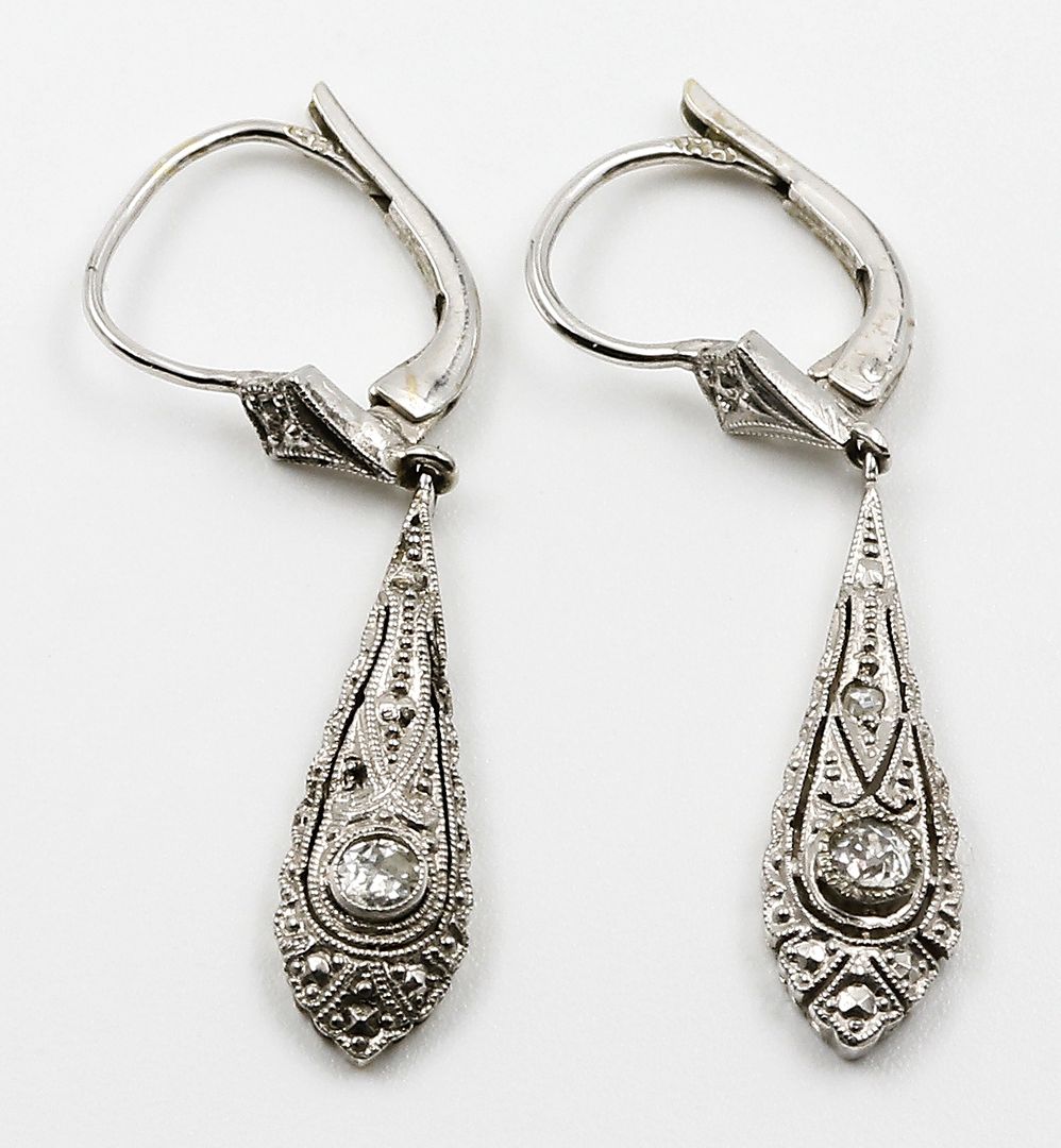 Paar Art Deco-Diamantohrhänger mit Sicherungsbügel.