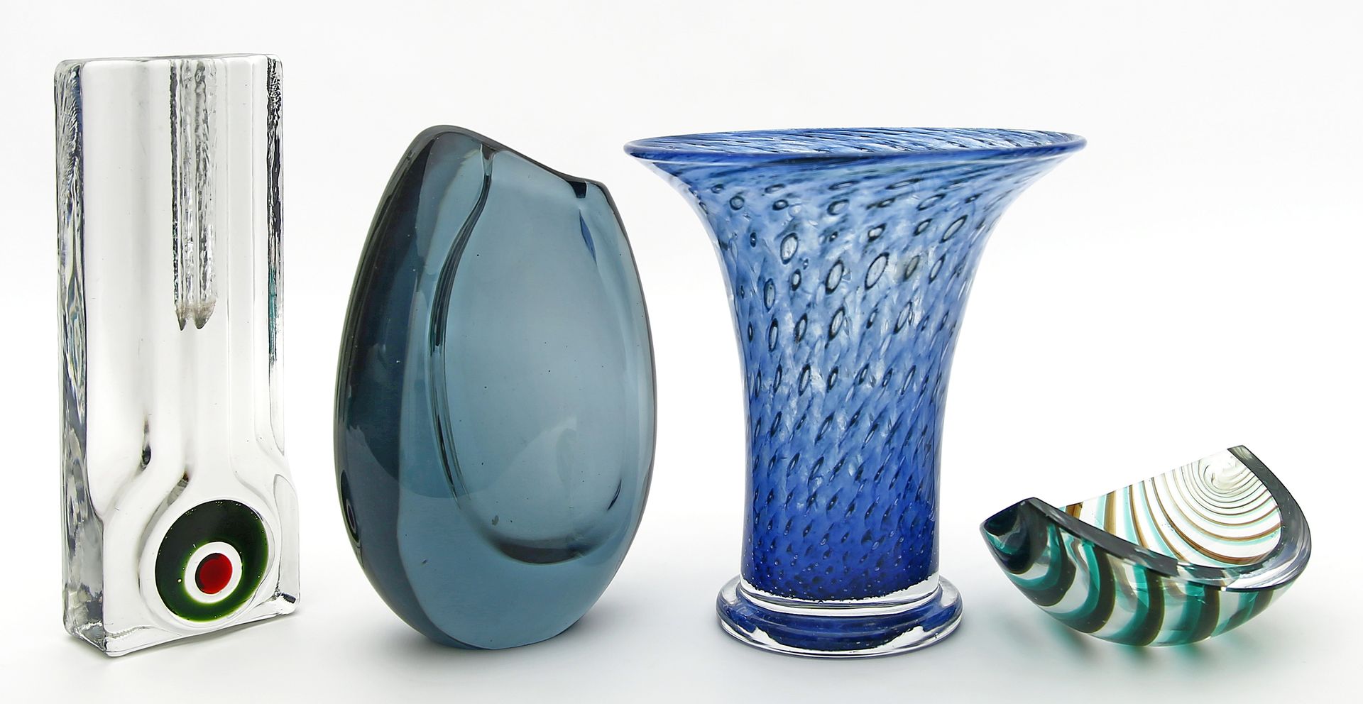 Drei moderne Vasen und Schale.