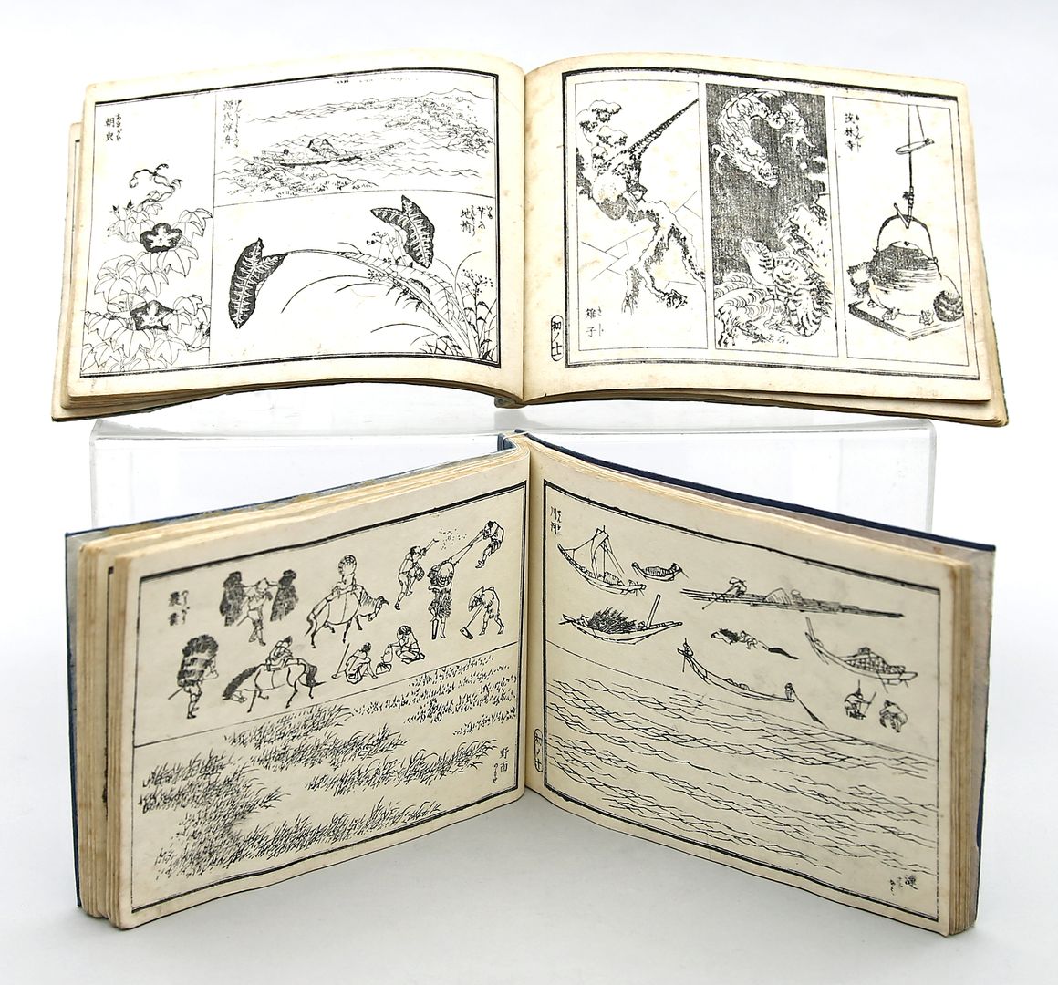 Zwei Alben mit Holzschnitten von Hokusai.