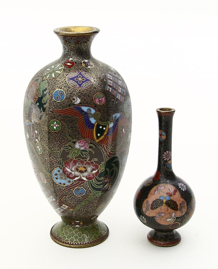 Zwei Cloisonné-Vasen.