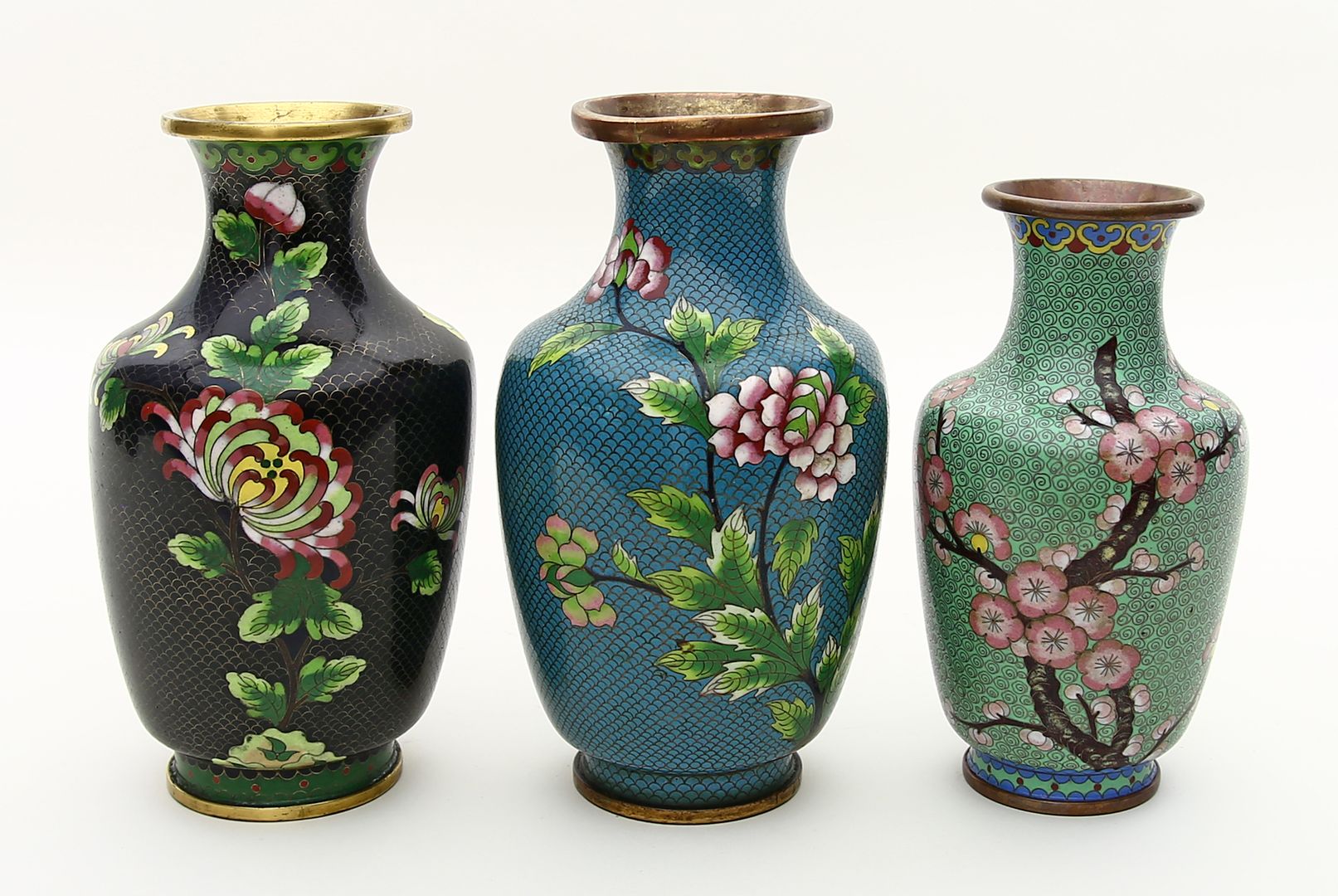 Drei Cloisonné-Vase.