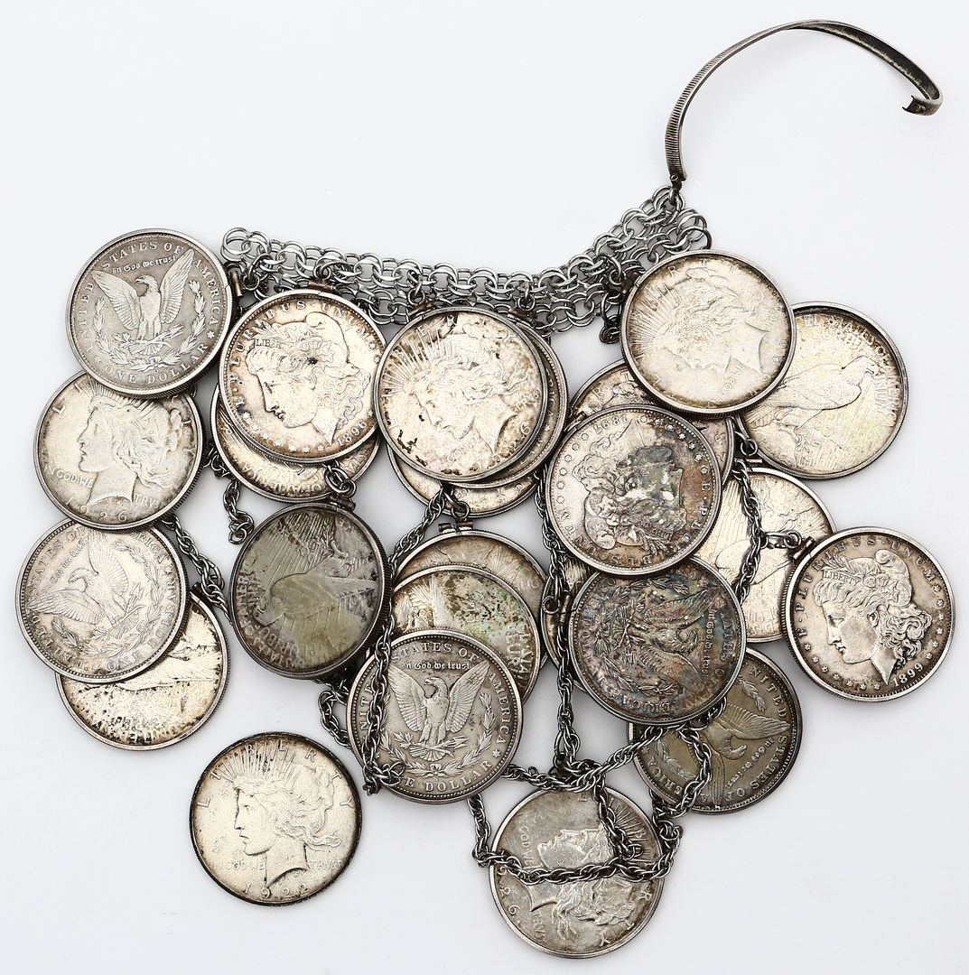 Sammlung von 24 Morgan- und Peace-Dollarmünzen.