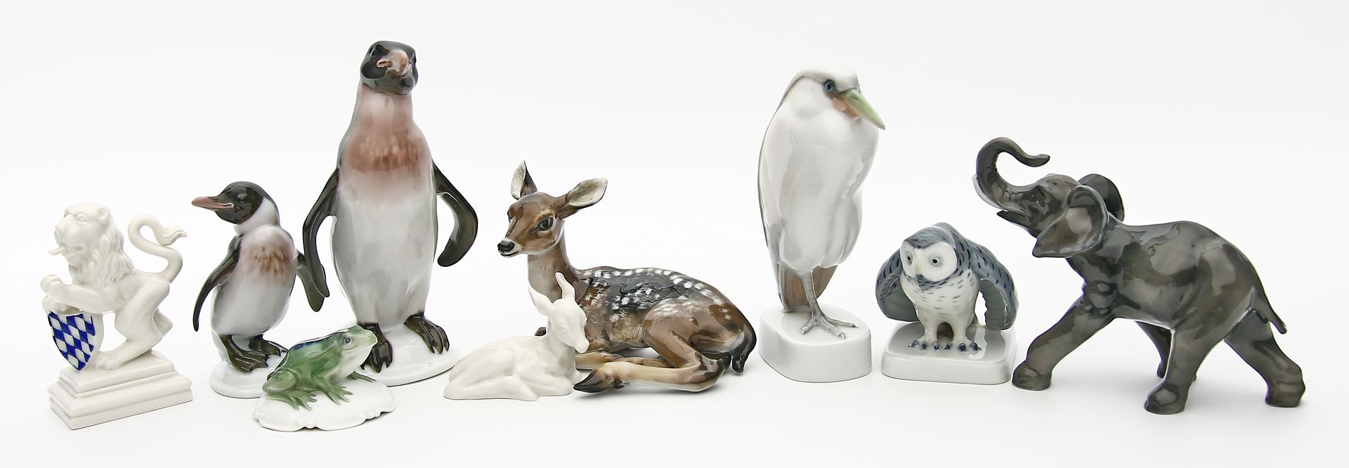 Sammlung von neun Tierskulpturen: