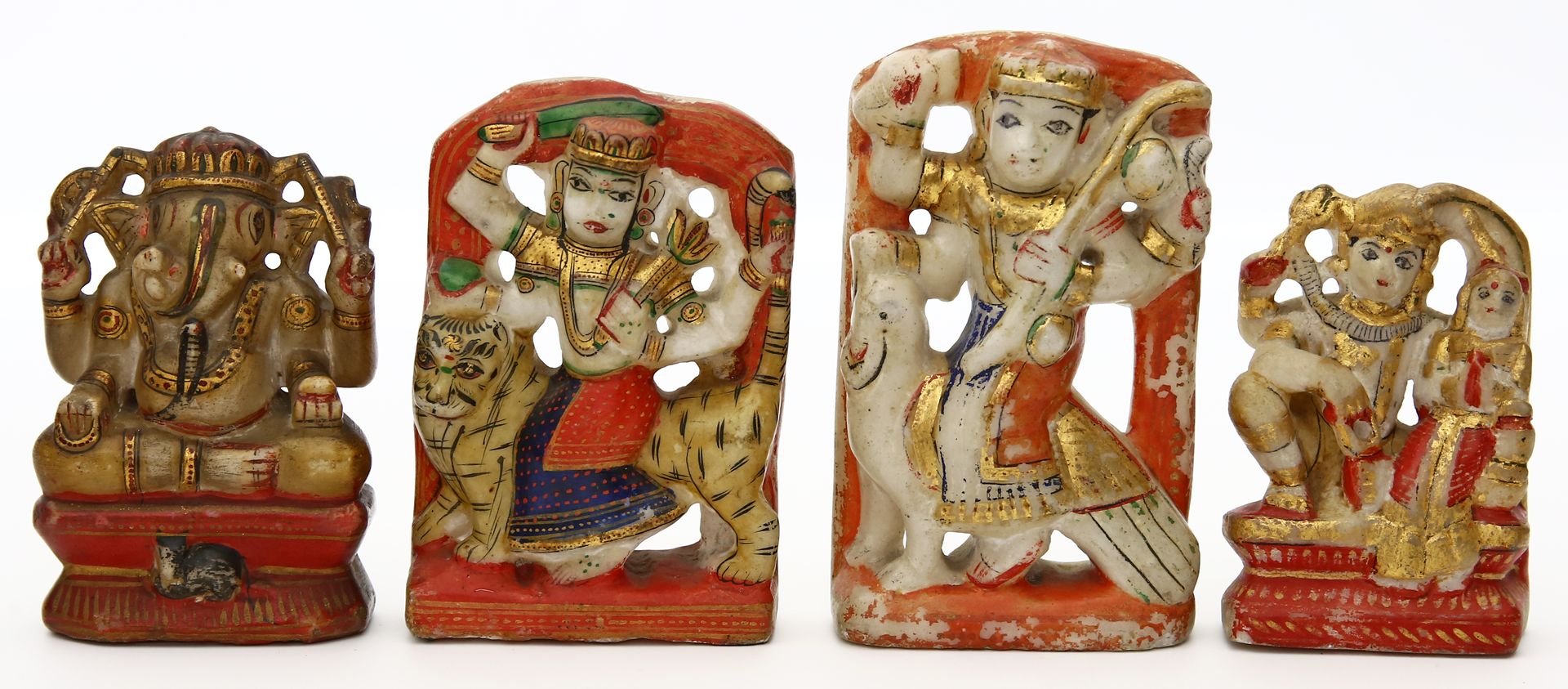 Vier Skulpturen hinduistischer Gottheiten.