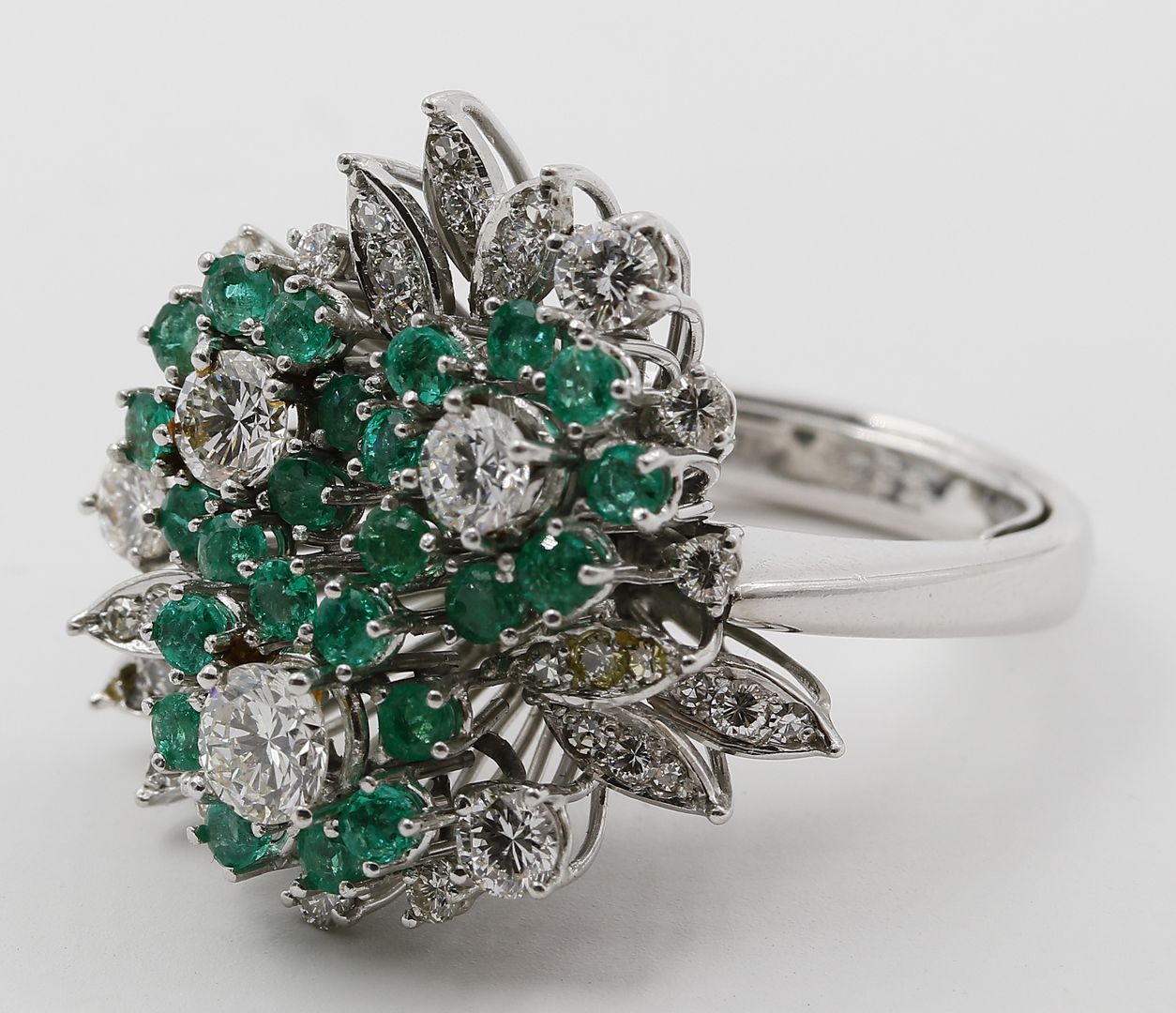 Sehr großer Smaragd-Brillant-Ring.