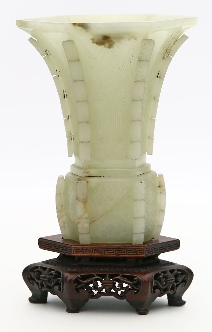 Jade-Vase in Gu-Form.