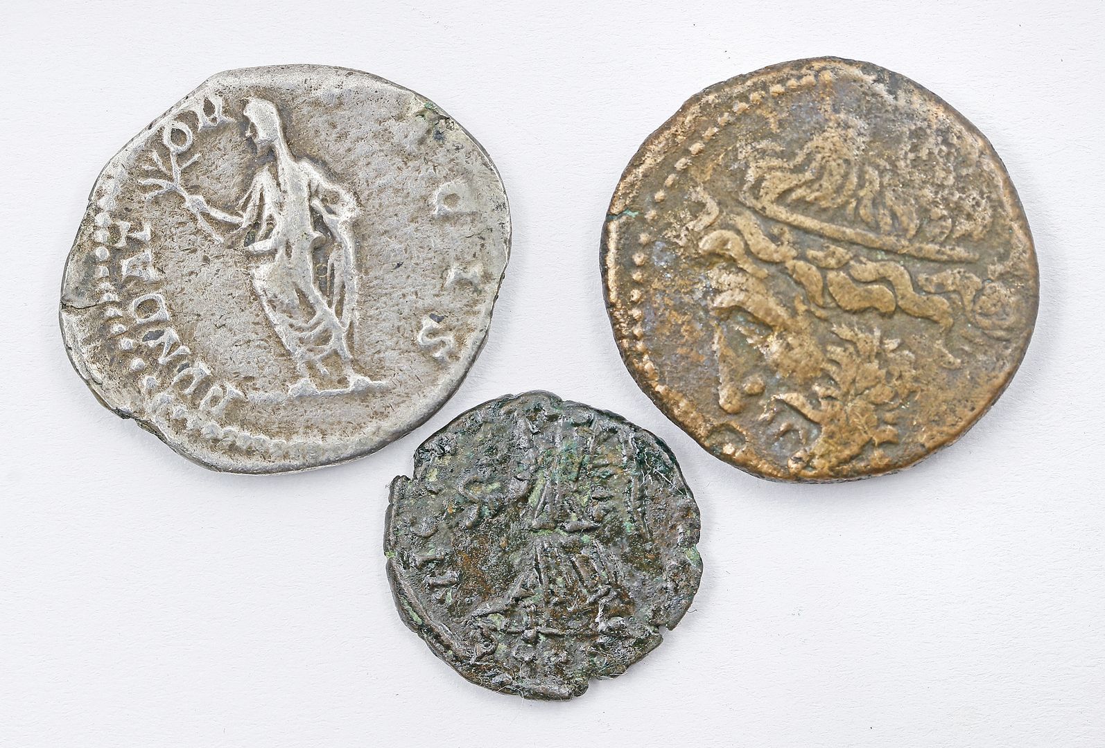 Drei wohl antike römische Münzen.