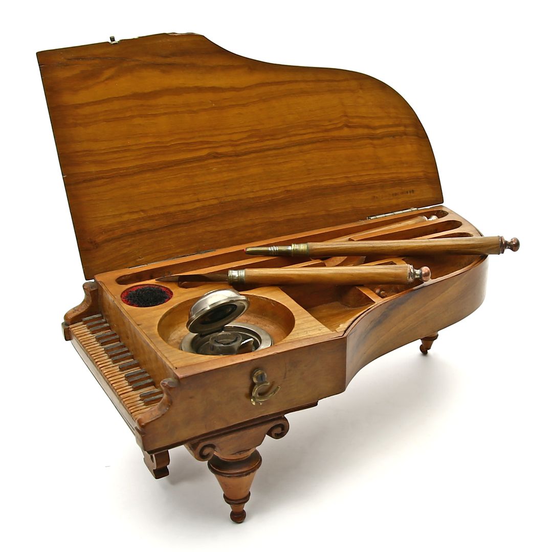 Schreibschatulle in Form eines Konzertflügels.