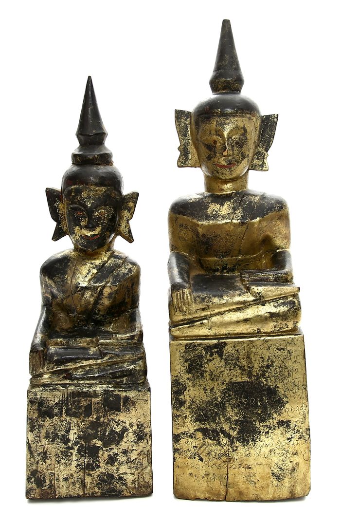 Zwei Skulpturen des Buddha Shakyamuni.