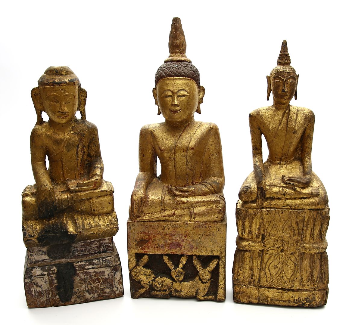 Drei Skulpturen des Buddha Shakyamuni.
