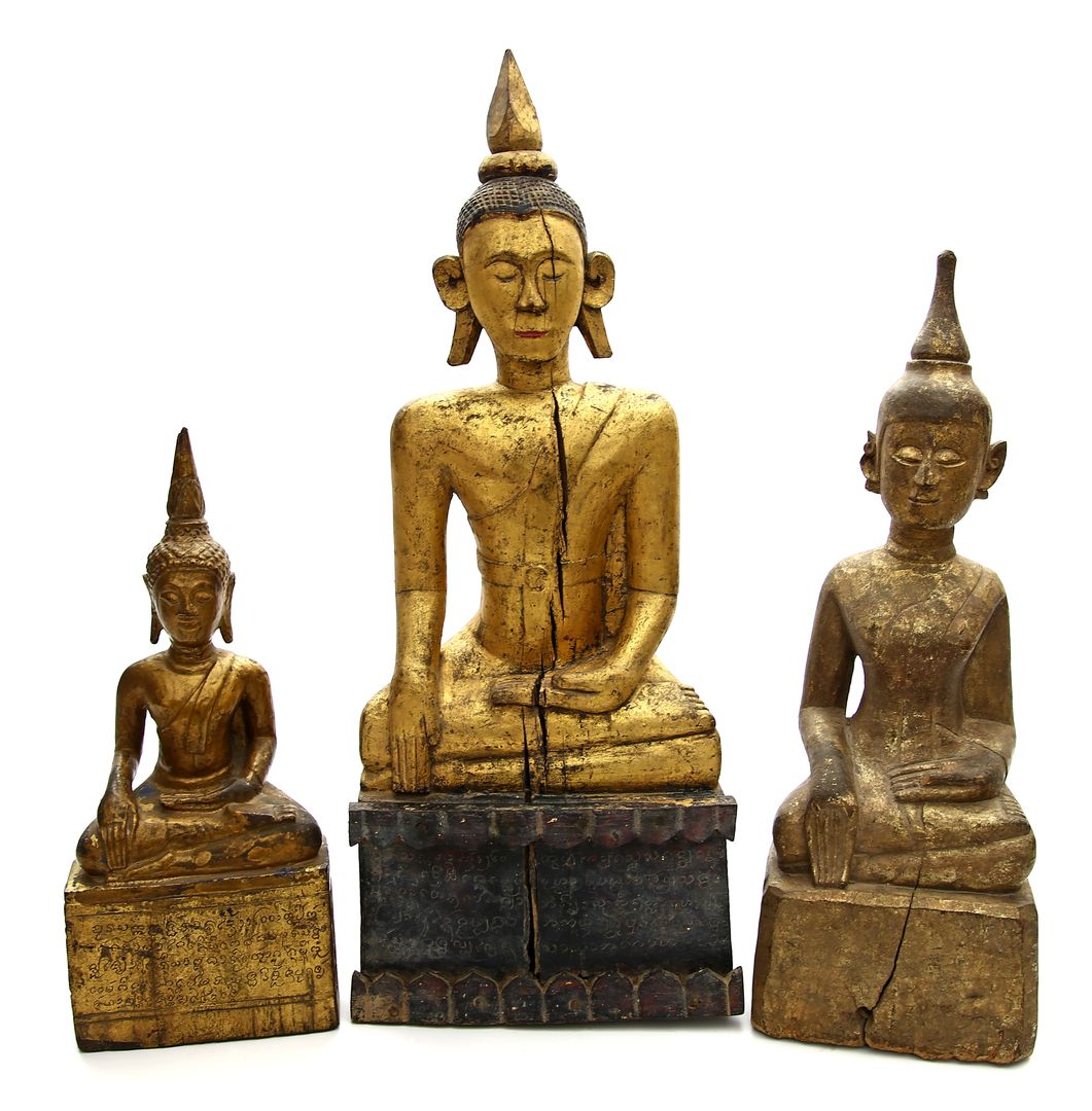 Drei Skulpturen des Buddha Shakyamuni.