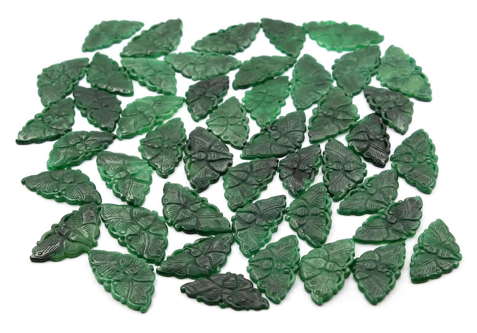 46 Jadegravuren in Schmetterlingsform.